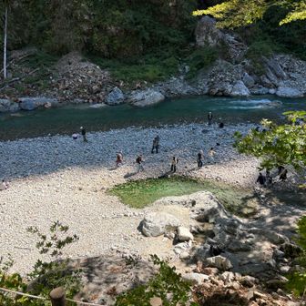 帰りに河原へ降りて温泉♨️を目指す
