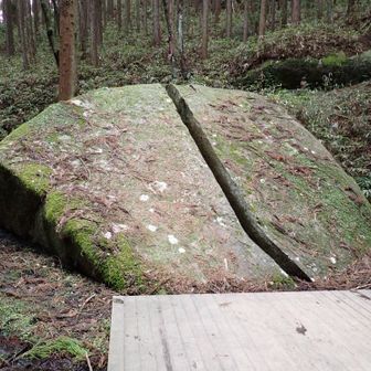 一刀石（おもちゃの日本刀が置いてあります）