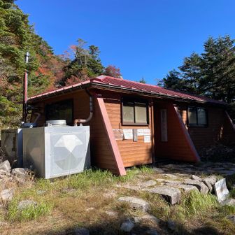 頂上手前の避難小屋