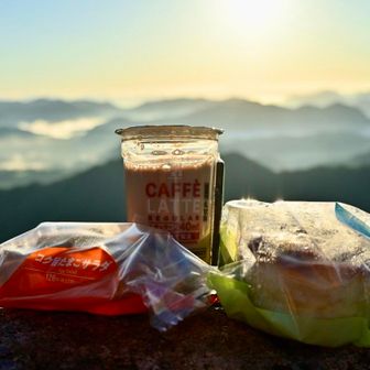 満足するまで眺めた後
朝ごはん😋
今日はコンビニのパンとコーヒー
だけど　絶景を眺めながら食べる朝ごはんは最高です👍