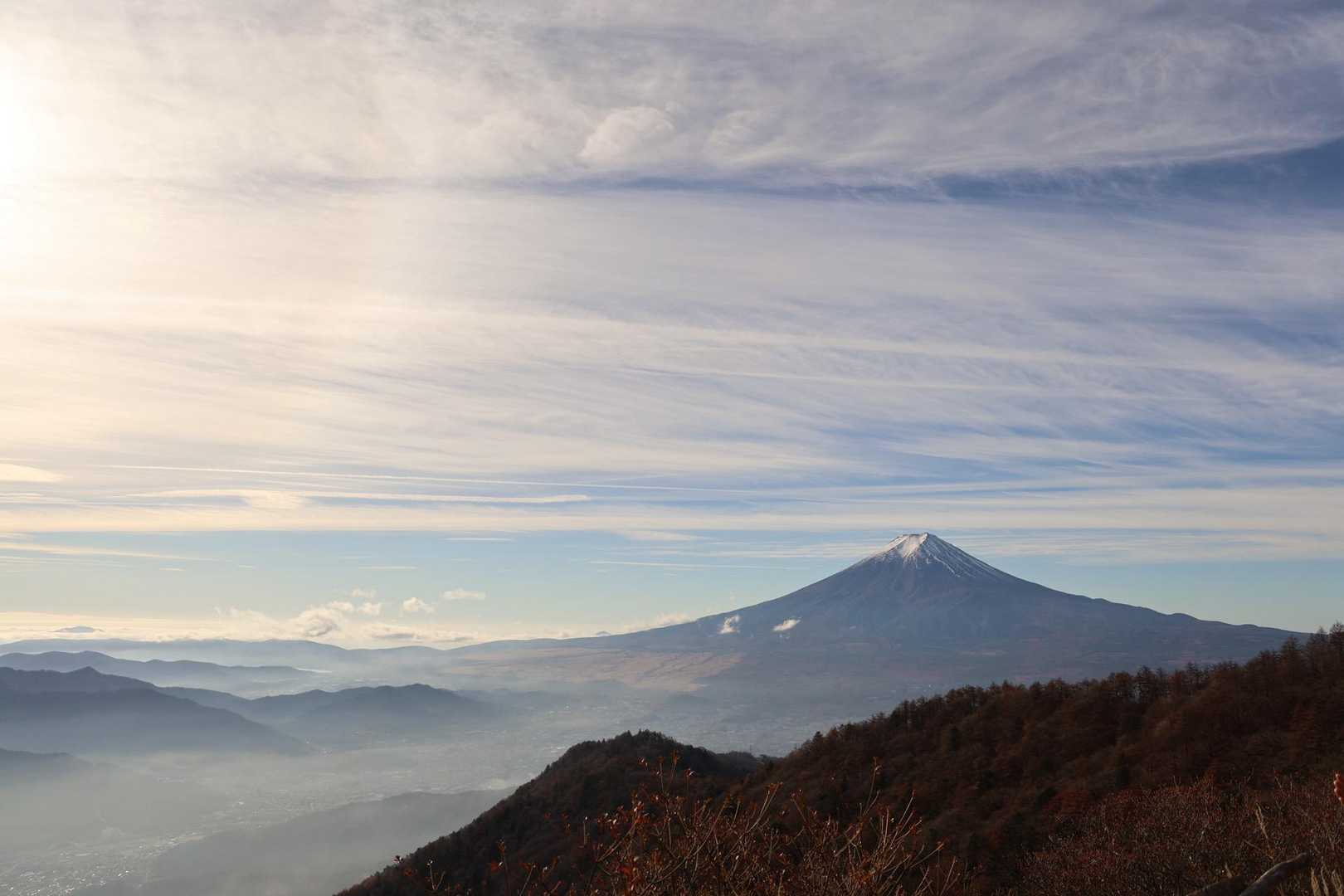 三ッ峠山 | 太宰治の随筆に登場する頂は、南アルプス・八ヶ岳・奥秩父の眺望も秀逸の写真