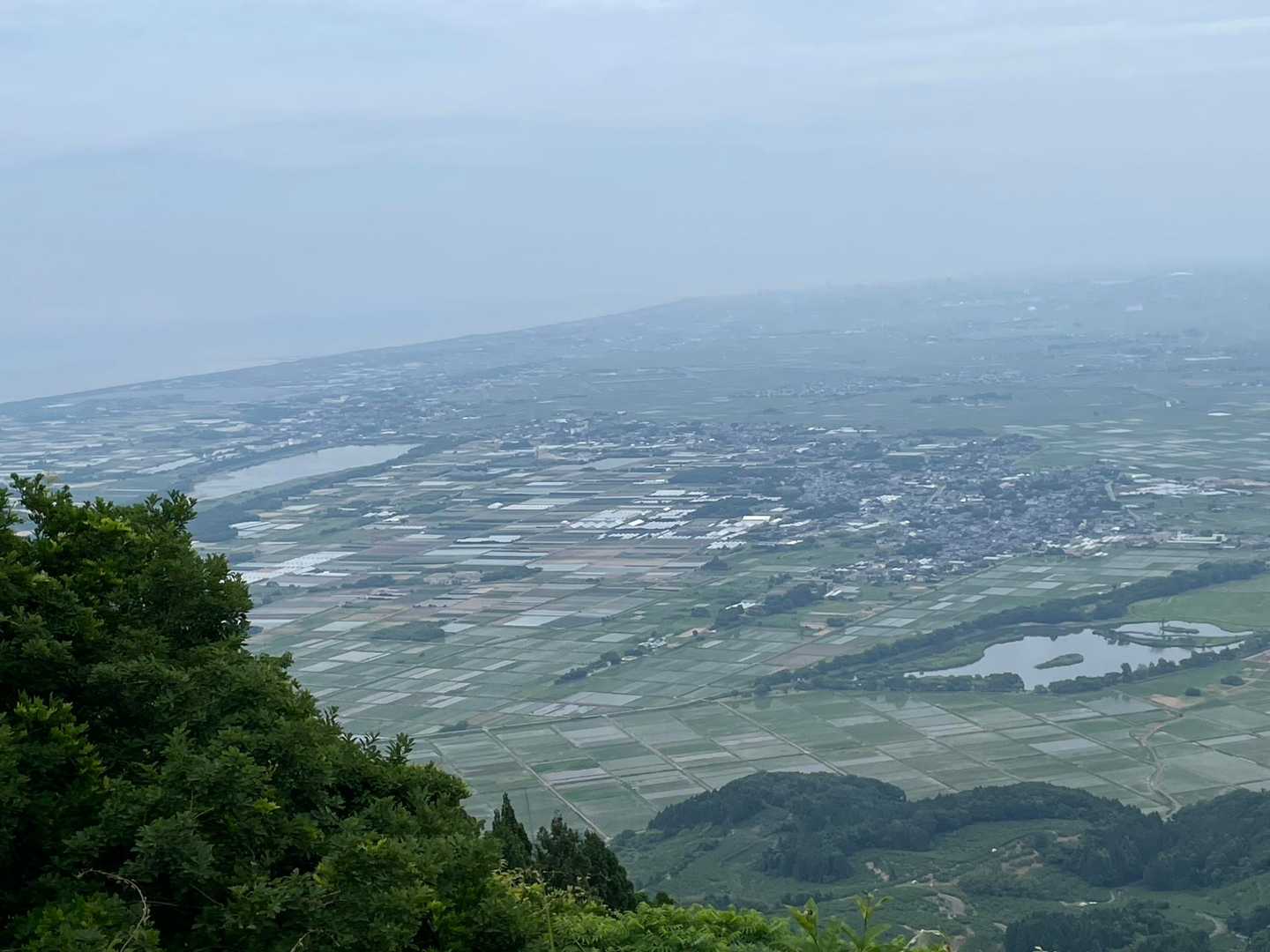 霞んでいて眺望は麓しか見えません。