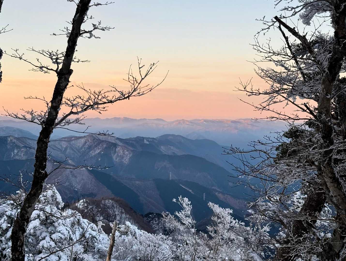 朝ぼらけで赤く染まった空が幻想的です。たまには早起きして登ってみるもんね🤭