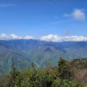 希望峰より、南アルプスは、雲の中。雪かぶってる聖岳が、少し見えます。
