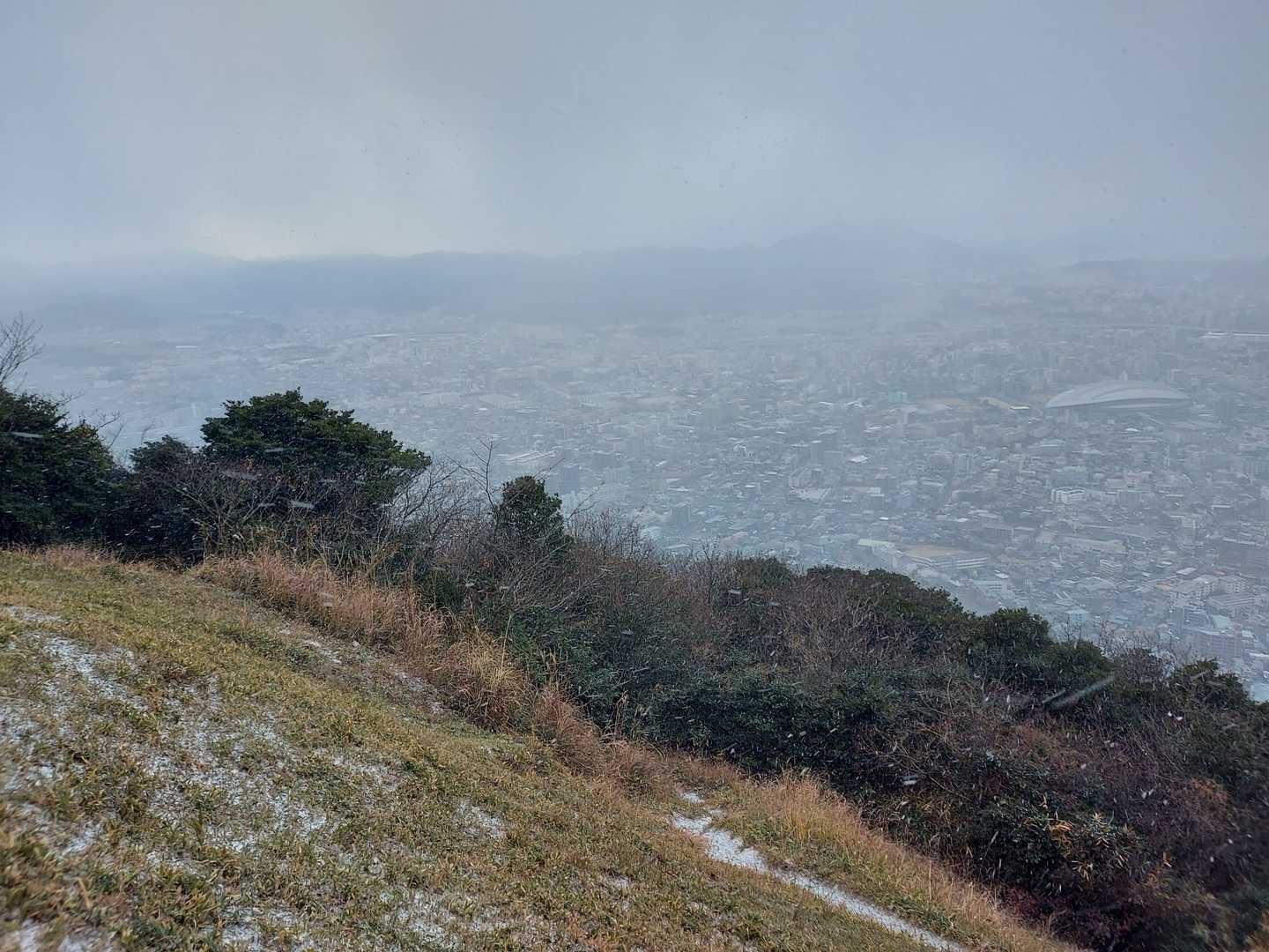 街も吹雪いてる