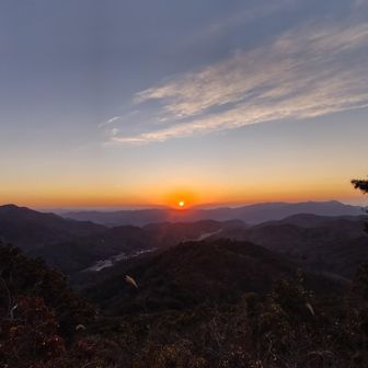 そうこうしていたら2026年の夜明けじゃ！

今年も良い一年になりますように！　
具体的には健康で安全にいろいろな山を歩けますように。
あと夏の暑さをもう少し手加減してくださいお願いしますお願いします。