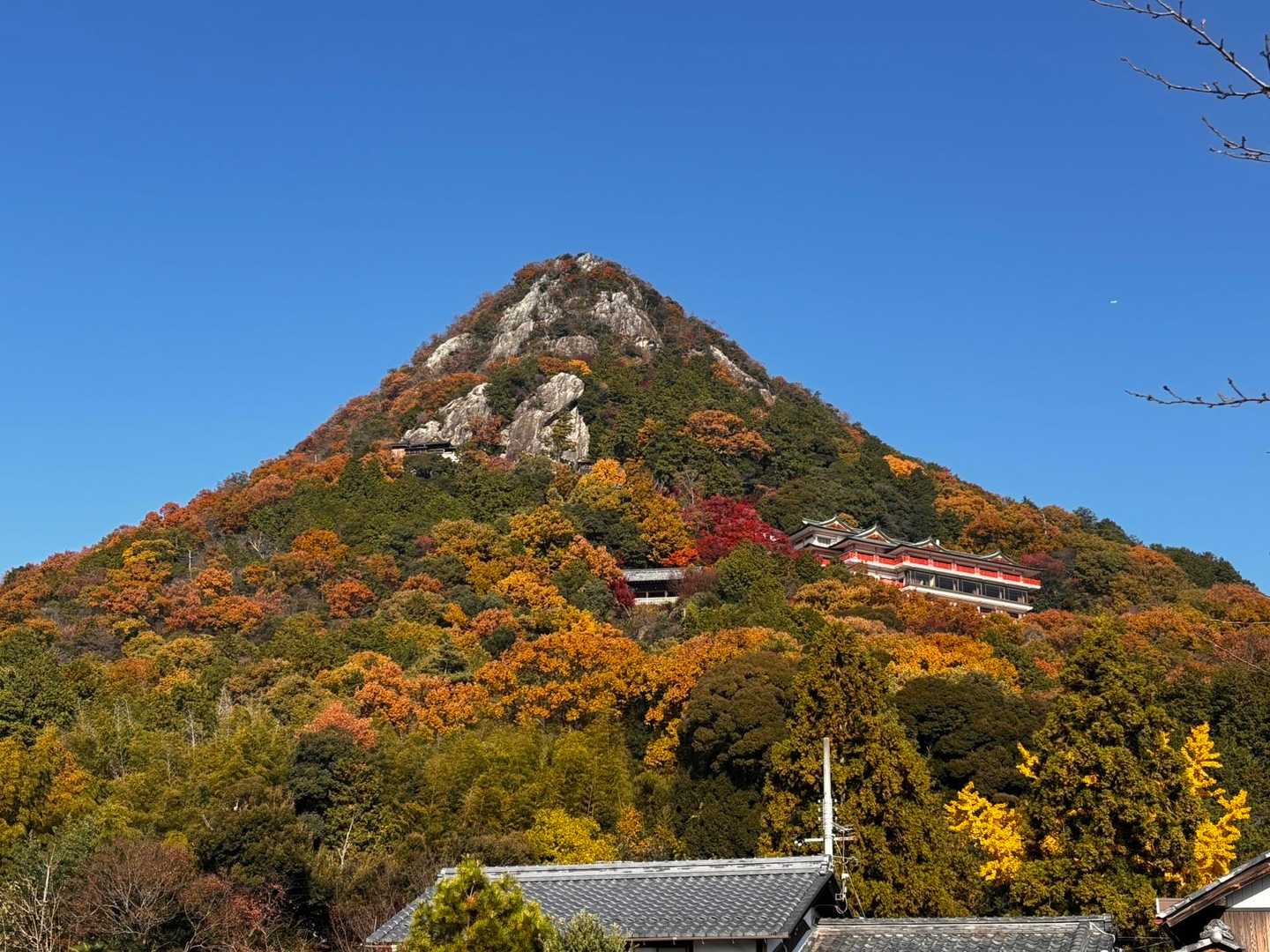 麓から見上げる太郎坊山
ワクワクします☺️