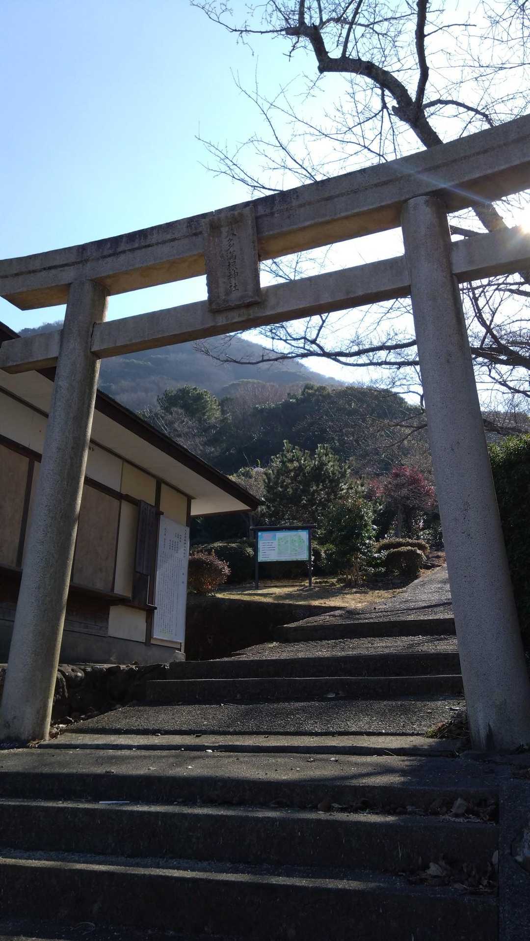 橋を渡ってすぐの無料駐車場に停めてから🚗
