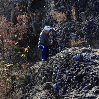 危険な取り付き部を登っている登山者　左が切れ落ちています