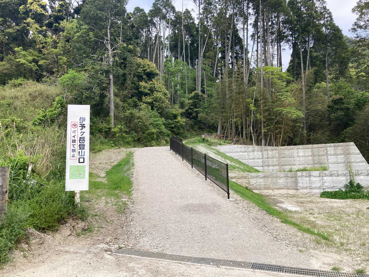 この時間帯、登山者も続々集まり、
山岳救助隊から登る事も止められなかった為、
とりあえず登る事にしました