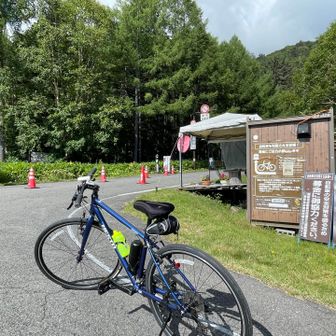 さて、三本滝にはゲートあり、駐車場あり。
自家用車が入れるのは、ここまでですね。
警備のオジサマと少々お話して、ここから本番。
ありがとうオジサマ、頑張って行って帰ってくる！