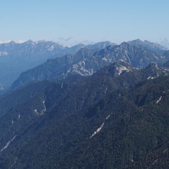 手前の低く見える稜線に烏帽子岳。後ろにたぶん針ノ木岳。鹿島槍、五竜、白馬も。