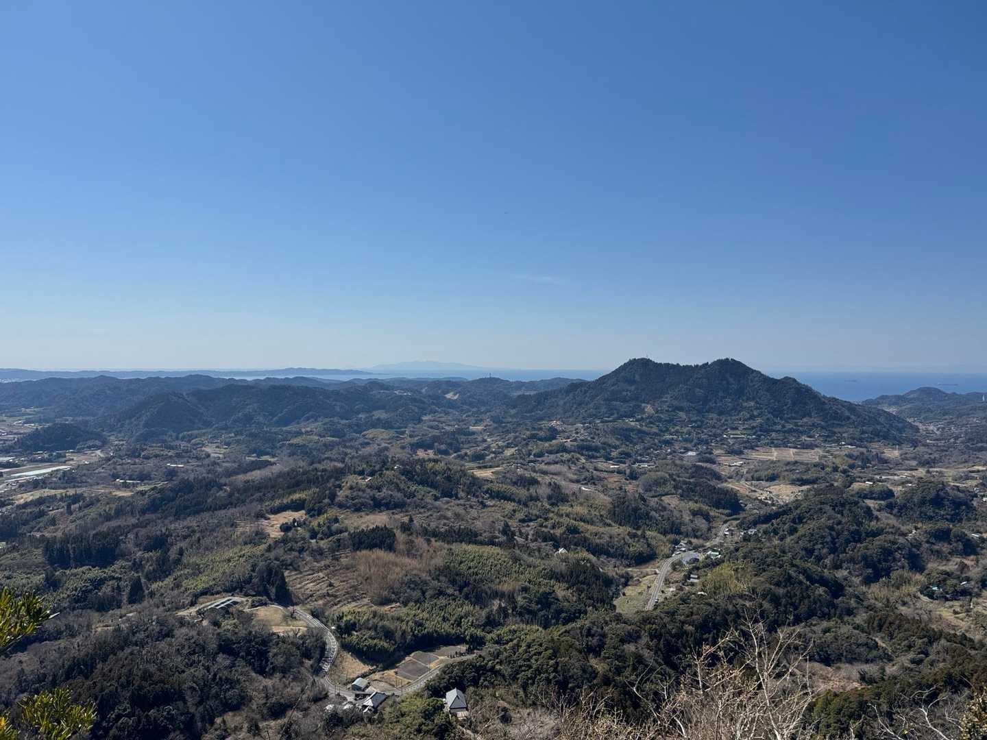 見えにくいですが、前日登った大島