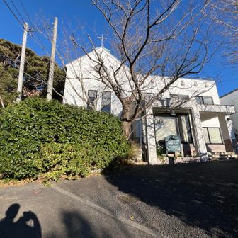 葉山教会が仙元山の登山口です。