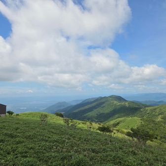 展望台より。
滝山、広戸仙と西へ伸びる稜線。
