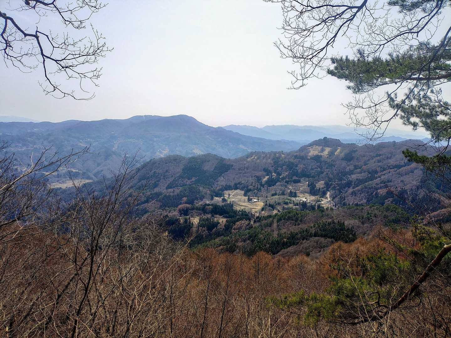 手前は大姥山
奥は聖山