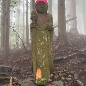 なんかホッとする石仏です　お顔が似ている山友さんがいます
今度一緒に来て横に並んでもらいましょう