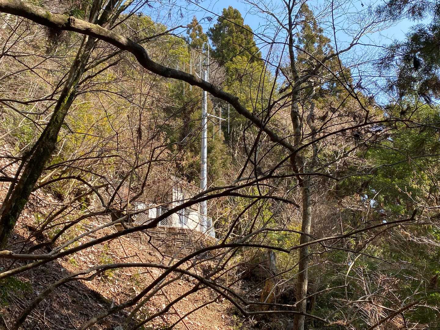 展望所を過ぎて、いっとき進む▶️と
Jパワー(電源開発)の雨量測候所が
見えてきます🖐️