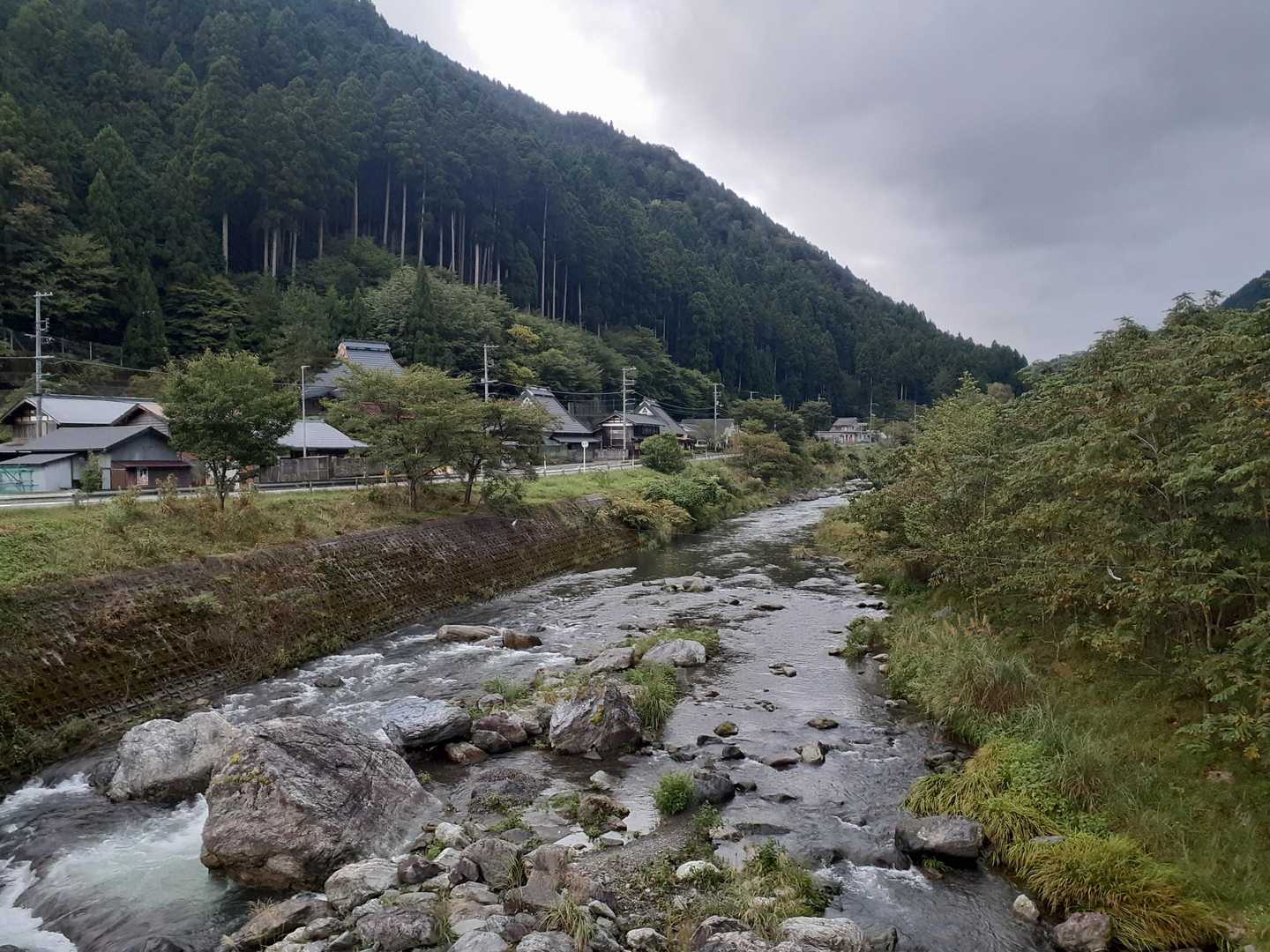 市民センター駐車場から、川を渡って登山口へ