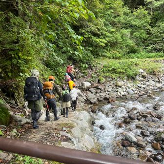北海道電力出水設備で沢靴に履き替えていよいよ徒渉開始。