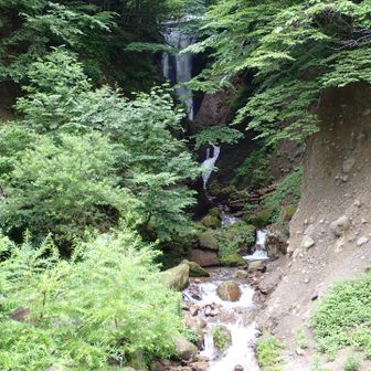 加仁湯の川向かいに見える滝