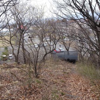 山頂からのなかなかの斜面を下りてきて登山口の広い駐車場に到着