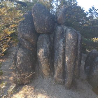 ねーねーこけし岩さん、ずっと立ってて疲れません？　しばらく横になったらどうですかと、問いかけてみるも、こけし岩は耳を貸さず、その場に立ち続けるのであった。　お疲れ様で〜す🤣