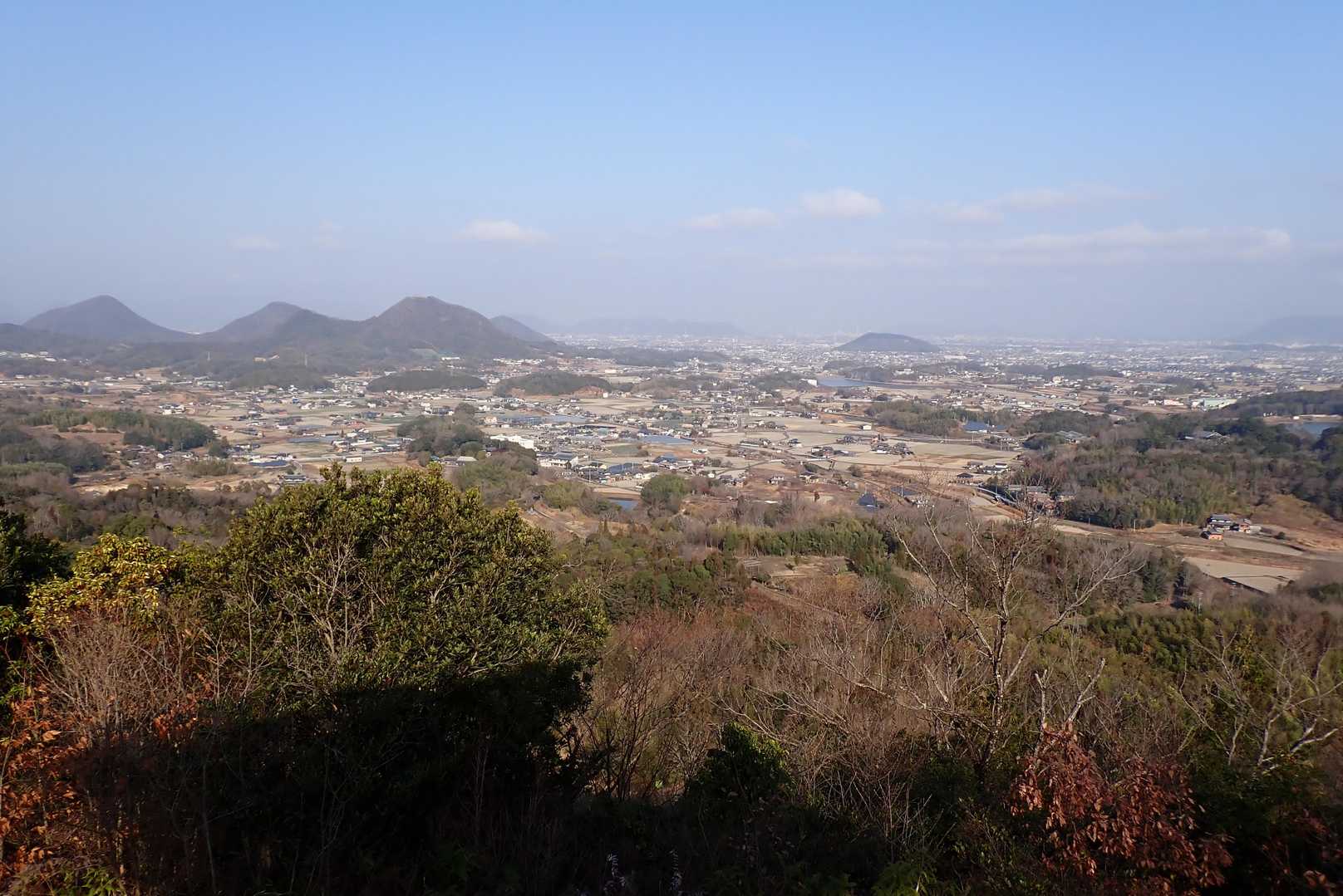 高松市街方面
左にクレーター五座
黄砂で少し霞んでいる