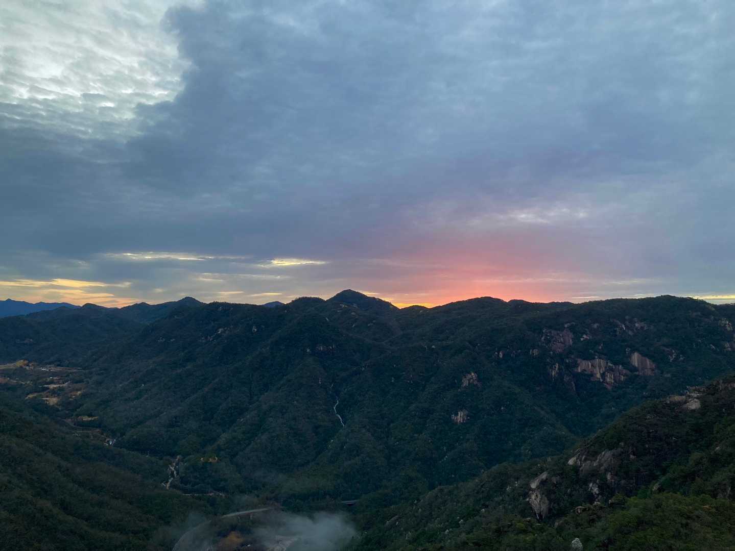 大師山山頂。
明るくなってるけど、雲が厚い…。