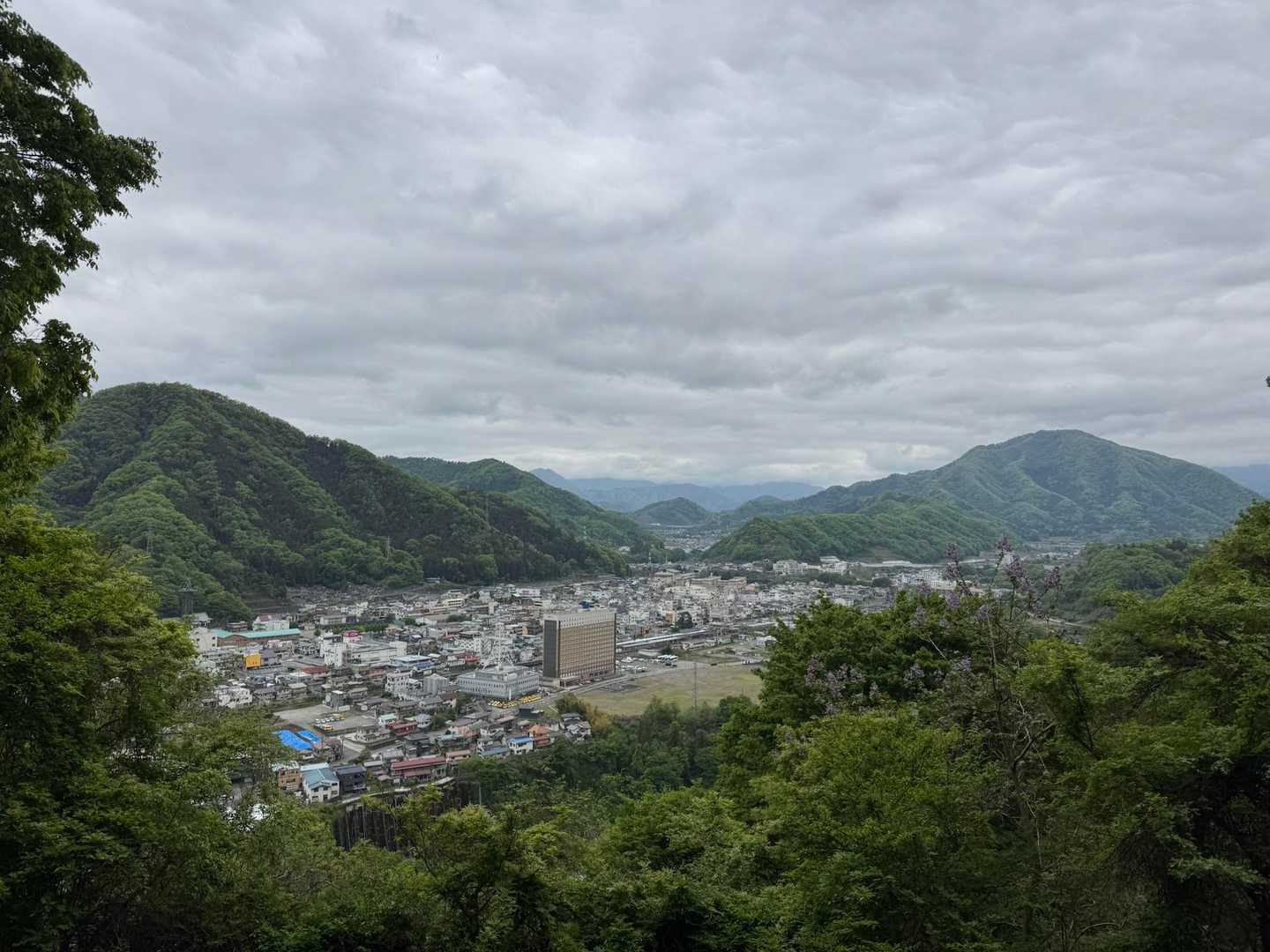 左に菊花山、右に高川山。
