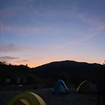 武奈ヶ岳に日が沈み、夕暮れの茜色となりました。
しかし風が強くなってきたため、私はゆっくり鑑賞する余裕もなく、ツェルトの張り直しに追われていました。
