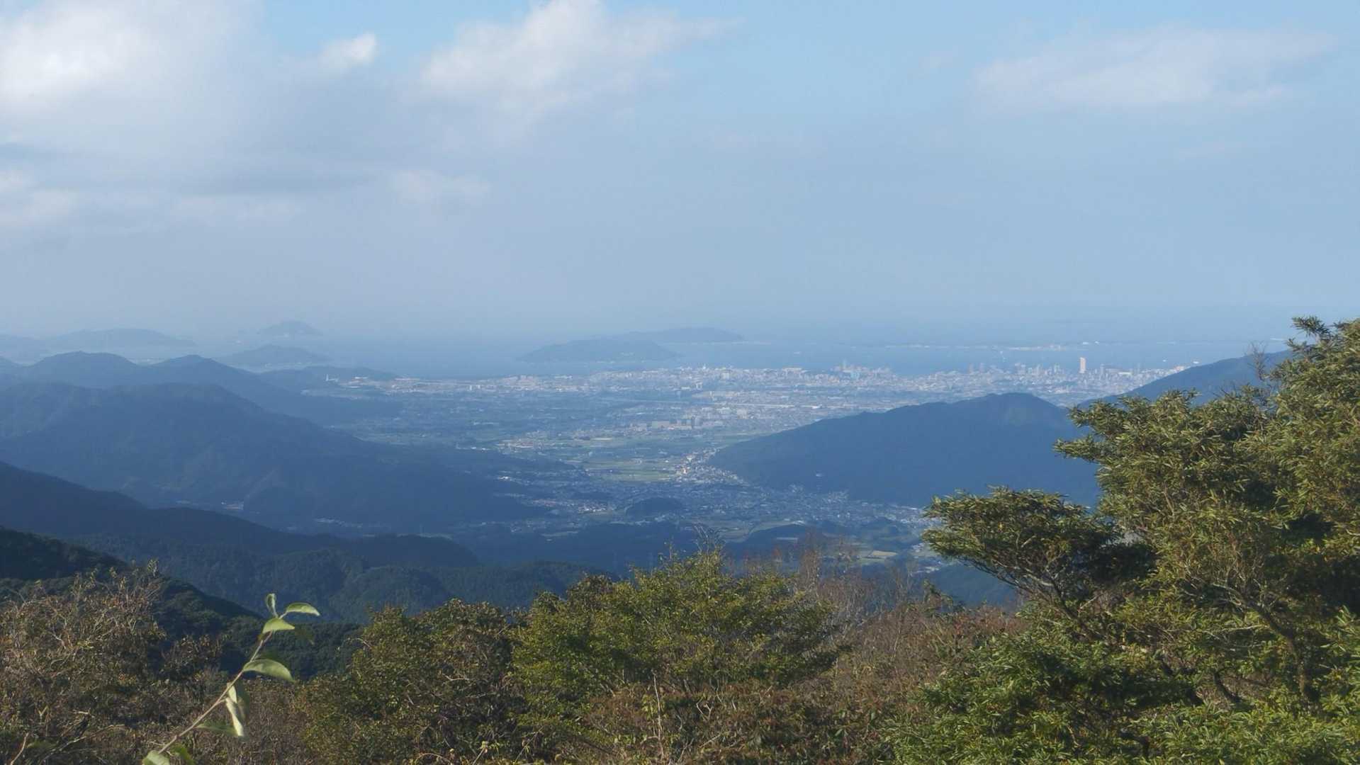 かすみ気味だが唐人の舞より福岡市方向の見晴らし😆