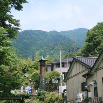 登山口から見上げると雲なし？と思ってましたが下社に到着した辺りでもガスってきてました、さすが前日雨