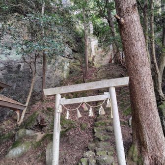 階段の上には祠　下にあった看板によると、岩を穿って（ほじって）作ったらしいです。