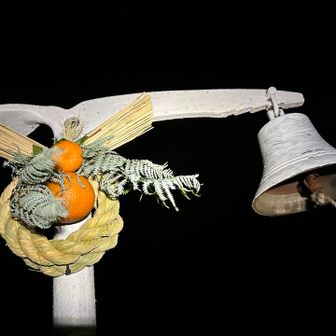 こちらの鐘も正月仕様💁
まだ夜が明けてないので鐘は鳴らさないでおこう。
※竜王山でも鳴らしてません