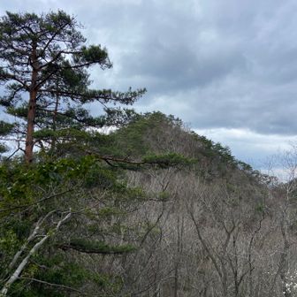 鬼叫山から　ピラミッドに見える？
