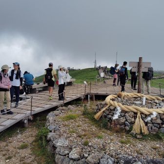 山頂は沢山の人で賑わってました