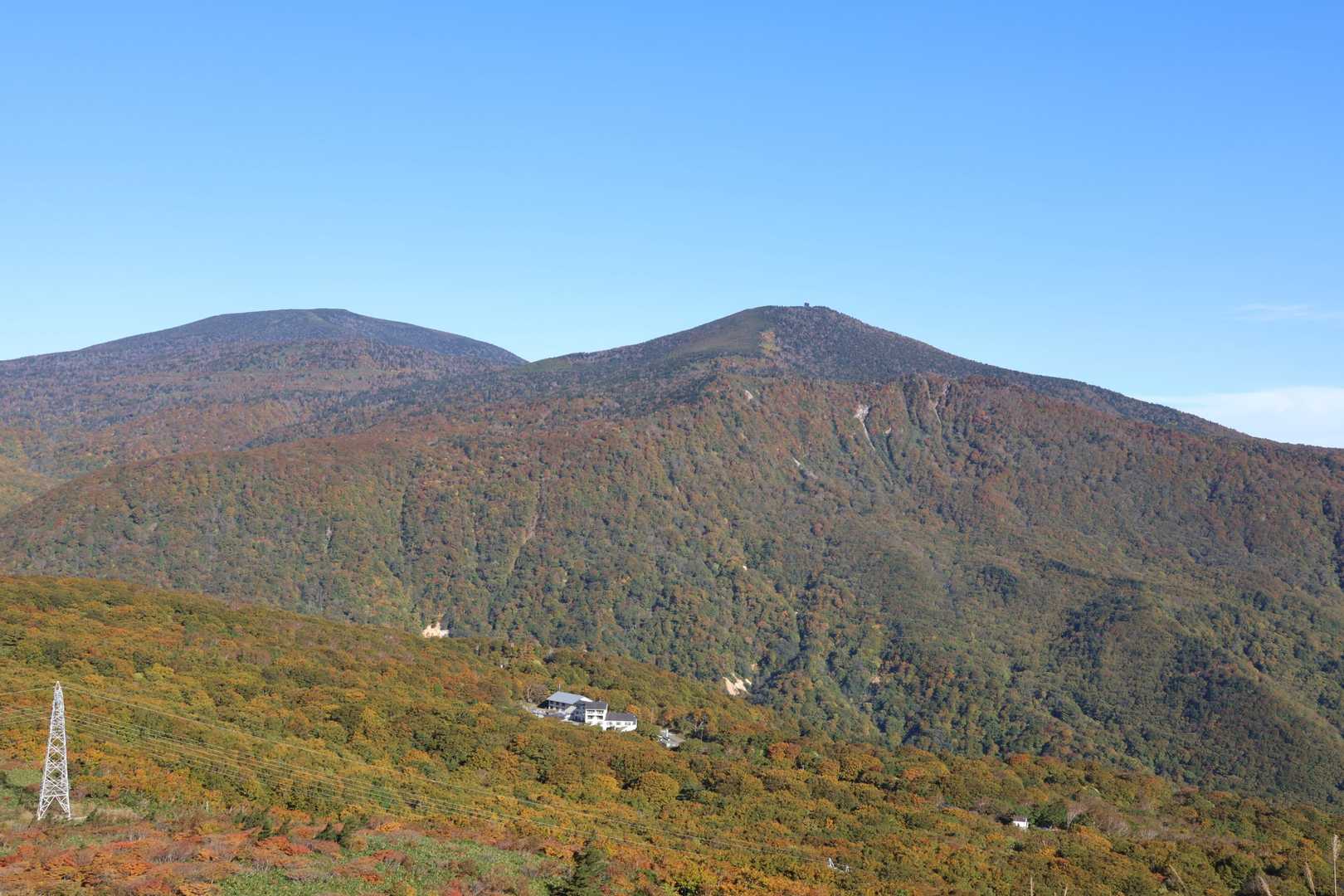 下に野路温泉ホテル。
右が高山、左に東吾妻山。