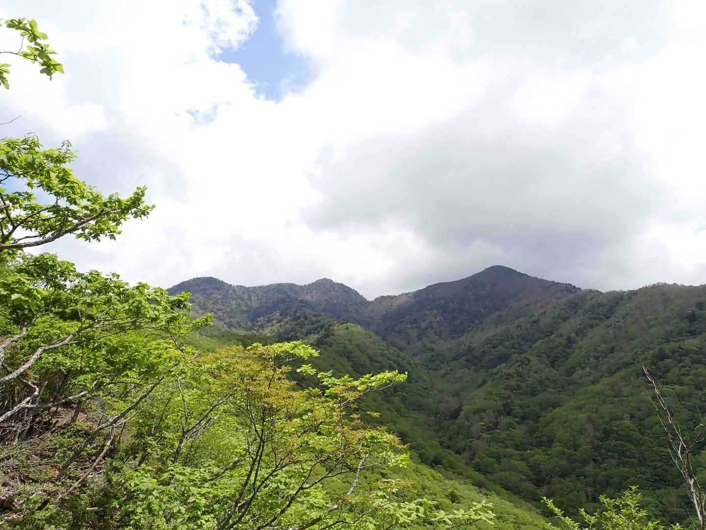 真ん中に後袈裟丸山。右側に前袈裟丸山。