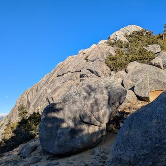 大日岩。途中まで登れます。