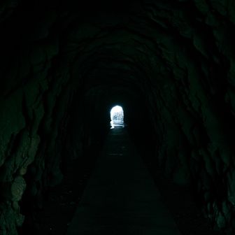 洞窟

ここを4時に訪れる勇気があればジャンダルムにも行けるんでしょうけど小生にはあと3年かかりそうです（？）

（ちなみに翌日、息子と近所の低山行ったんすけど、今何時？と聞かれて時計見たら午後4:44でした
小生、何かが起ころうとしている…と思いました）