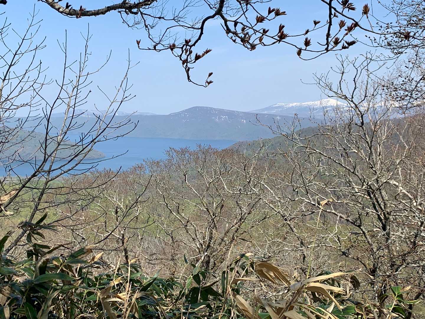 雪みえたので振り返ると、十和田湖だ！八甲田だ！