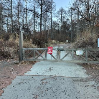 ゲートの横を通過