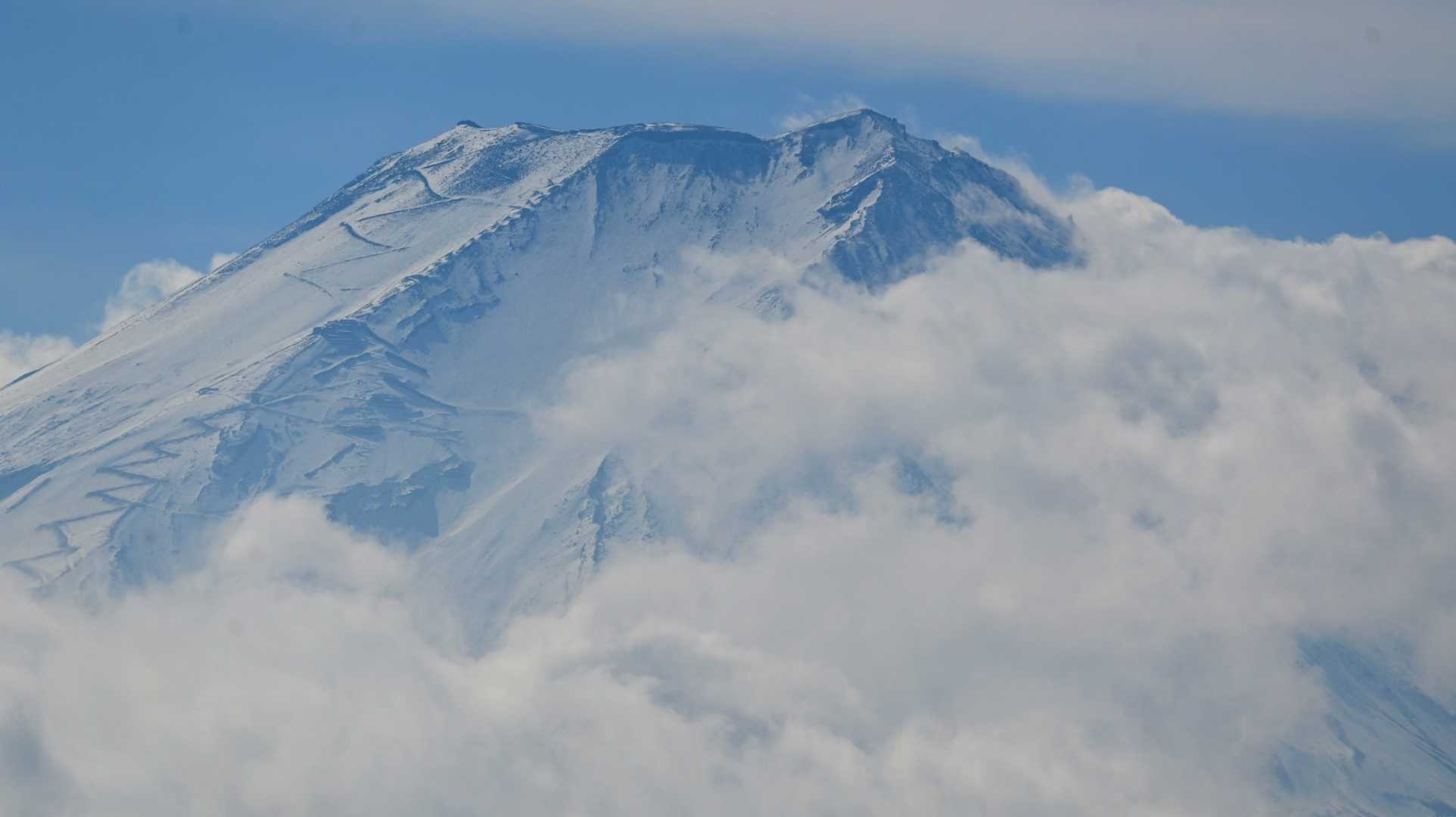 富士山🗻は頂上だけ見えました。