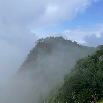 南峰がかろうじて見えます。