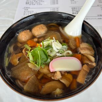 遅い朝飯につくば蕎麦を注文。
なんでつくば蕎麦なのか店のおねーさんに聞きました。
具に入ってる
つくねの頭文字のつ、あと何かの頭文字で、つくば、らしいんですが、もう忘れてしまいました！
く、ば、が思い出せない､､､
ばら肉の、ば？
く､､､⁉️