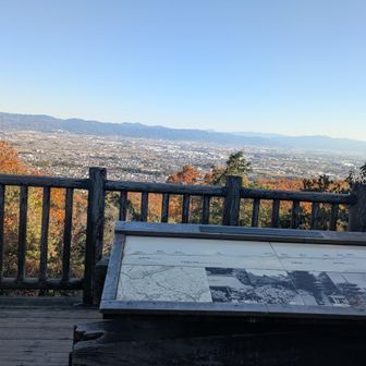 松尾山手前にある国見台展望台。奈良盆地を広く展望することができます。今日は天気が良く大峰山脈まで遠望することができました。紀元前の縄文時代終わりころまで奈良盆地には大きな湖があったと言われています