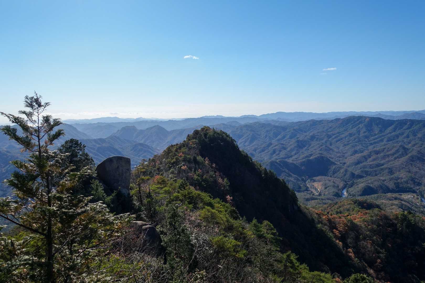 山頂横に展望有り。
おぉ〜、展望抜群！