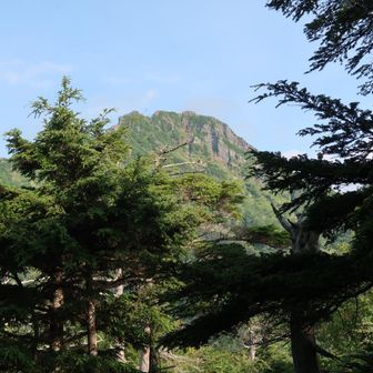 扇山を越えると赤岳が見えて来た！
この先からは急峻な岩場が続くのかなぁ。
