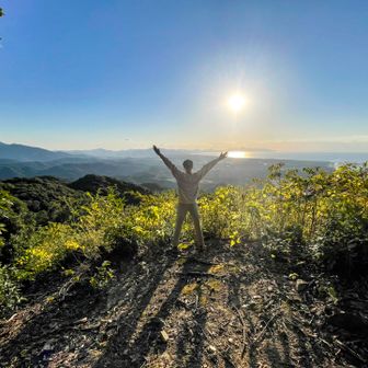 西日に向かってバンザイ！